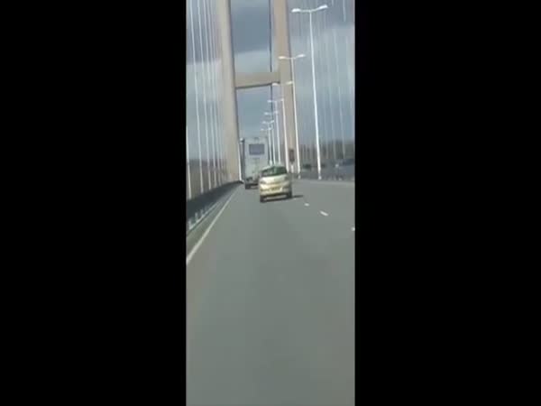 High Winds Overturn Lorry On Humber Bridge