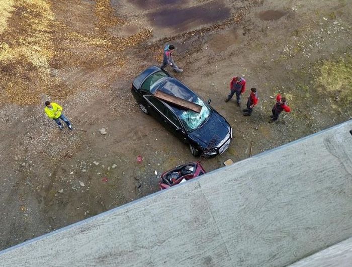 Audi Gets Crushed By A Concrete Block (4 pics)