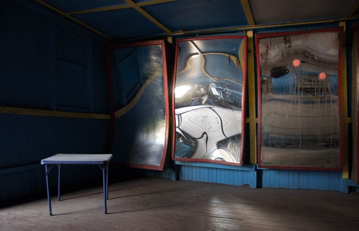 This Old Abandoned Funhouse Doesn't Look Fun At All (24 pics)