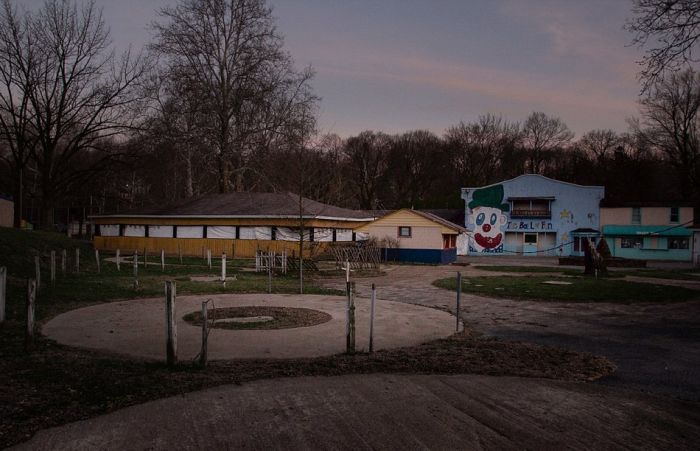 This Old Abandoned Funhouse Doesn't Look Fun At All (24 pics)