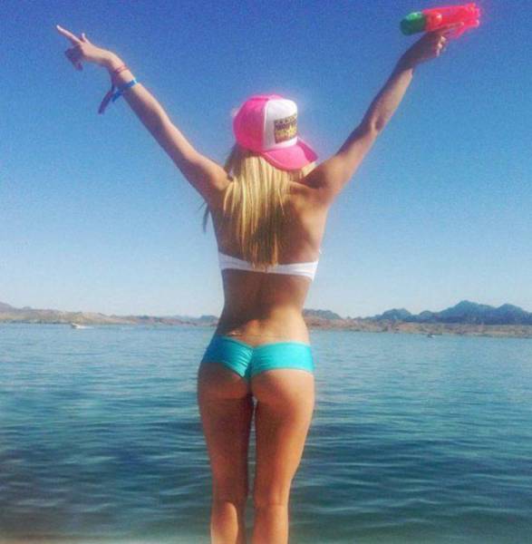 Sexy Girls Who Are Happy To Show Off Their Gorgeous Backsides (55 pics)