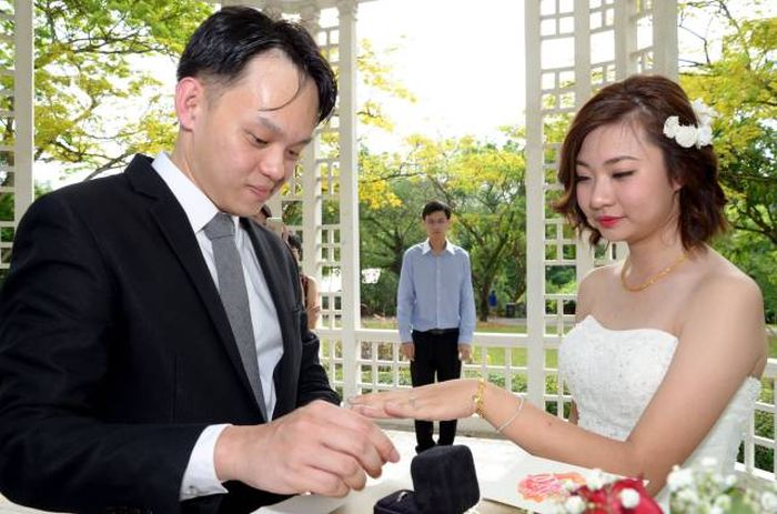 Amateur Photographer Spoils Happy Couple's Wedding Photos (21 pics)