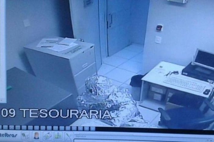 Thieves Dress Up In Tin Foil Before Robbing A Bank (3 pics)