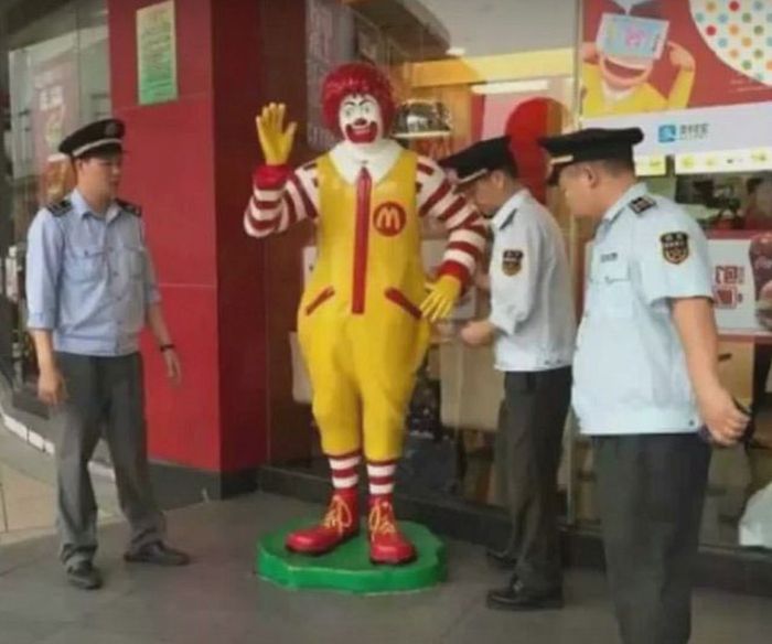 A Ronald McDonald Statue Has Been Arrested By Police In China (6 pics)