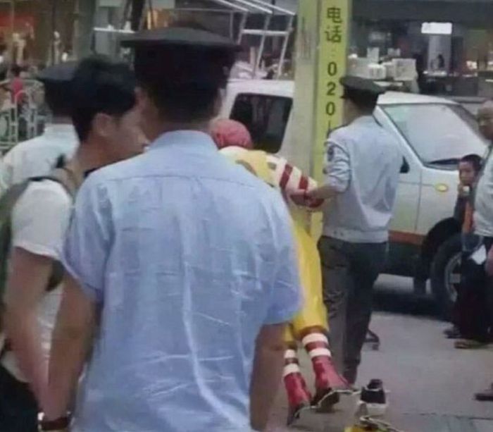 A Ronald McDonald Statue Has Been Arrested By Police In China (6 pics)