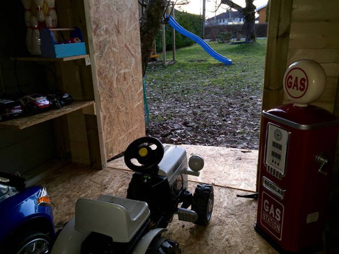 Caring And Creative Dad Builds A Mini Garage For His Son (23 pics)