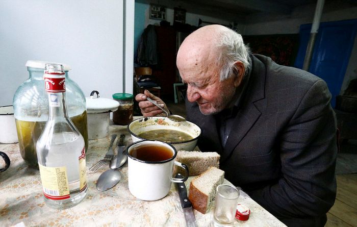 Say Hello To The Last Resident Of Chernobyl (19 pics)