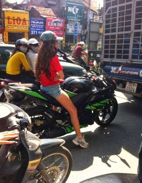 Crazy People Who Have No Business Riding Motorcycles (77 pics)