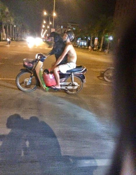 Crazy People Who Have No Business Riding Motorcycles (77 pics)