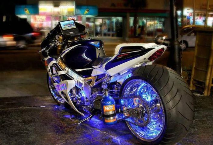 Crazy People Who Have No Business Riding Motorcycles (77 pics)