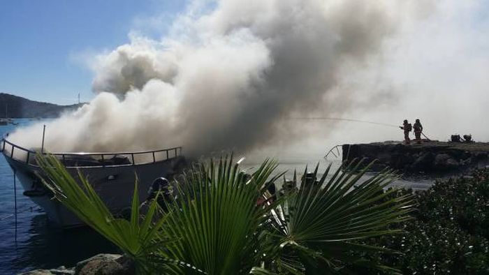 Beautiful Yacht Goes Down In Flames In The Virgin Islands (17 pics)