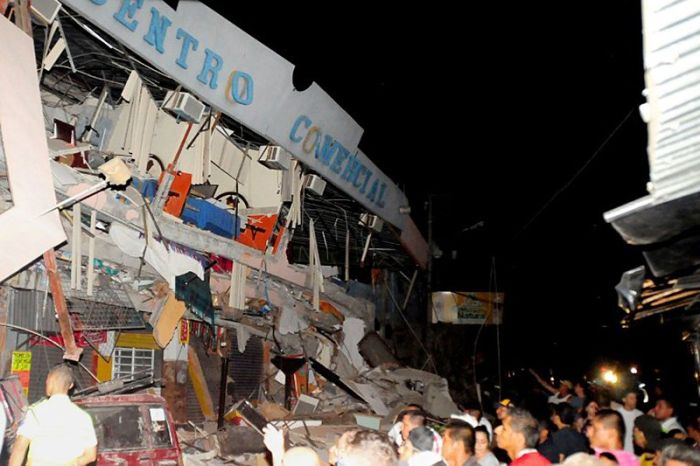 A Massive Earthquake Has Torn Ecuador Apart (25 pics)