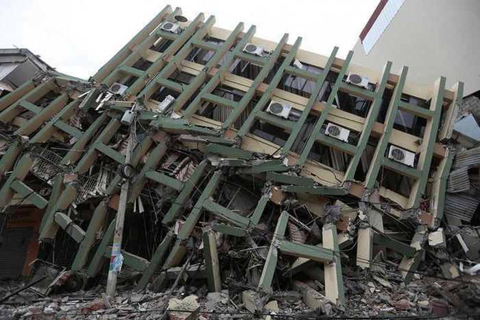A Massive Earthquake Has Torn Ecuador Apart (25 pics)