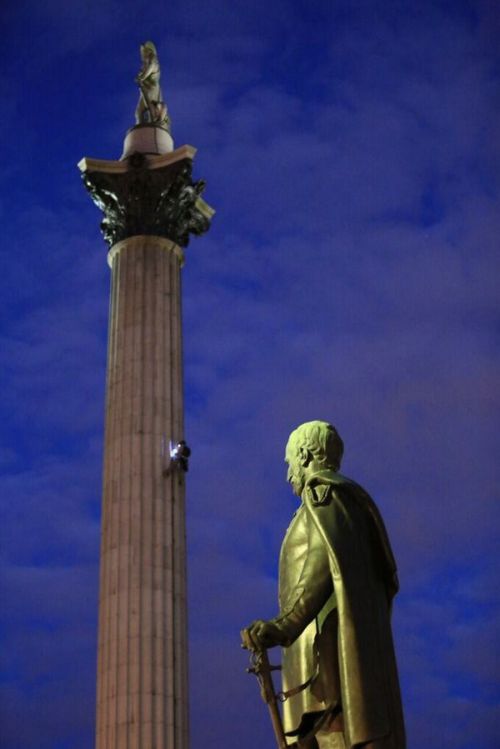 Greenpeace Protesters Climb Nelson's Column To Put A Gas Mask On The Statue (5 pics)