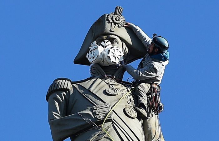 Greenpeace Protesters Climb Nelson's Column To Put A Gas Mask On The Statue (5 pics)