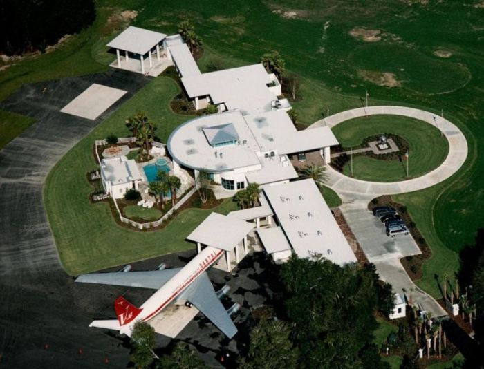 Take A Look At John Travolta's Impressive Florida Home (13 pics)