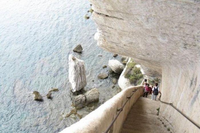 Everyone Should Walk The Staircase Of The King Of Aragon At Least Once (10 pics)