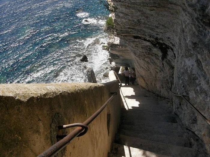 Everyone Should Walk The Staircase Of The King Of Aragon At Least Once (10 pics)