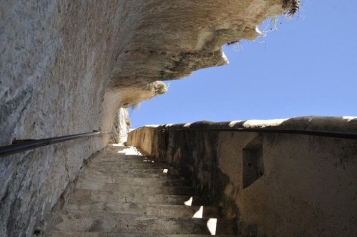 Everyone Should Walk The Staircase Of The King Of Aragon At Least Once (10 pics)