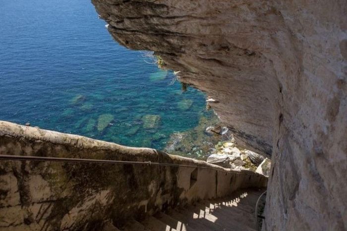Everyone Should Walk The Staircase Of The King Of Aragon At Least Once (10 pics)