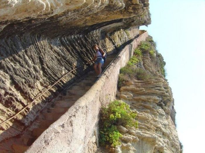 Everyone Should Walk The Staircase Of The King Of Aragon At Least Once (10 pics)