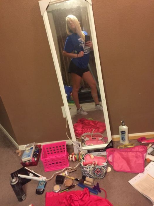 Hot Girls Pose For Sexy Selfies In Cluttered Rooms (25 pics)