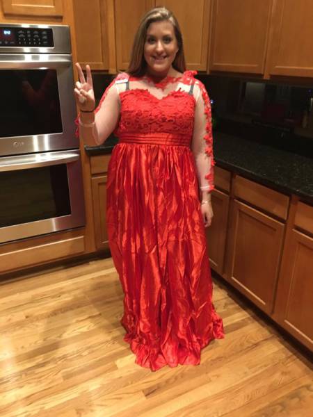 Girl Makes The Mistake Of Buying Her Prom Dress Online (3 pics)