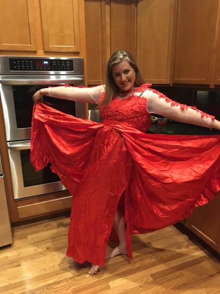 Girl Makes The Mistake Of Buying Her Prom Dress Online (3 pics)