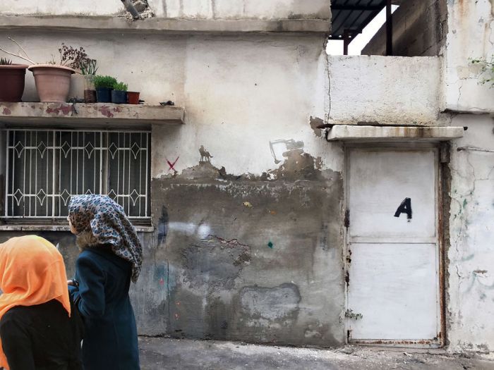 Artist Uses Old Paint To Share The Stories Of Palestinian Refugees (9 pics)