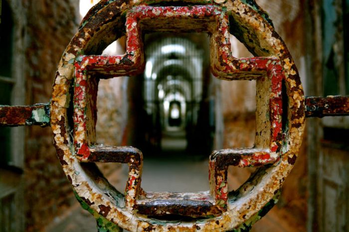 Eastern State Penitentiary In Pennsylvania Is Both Haunting And Beautiful (25 pics)
