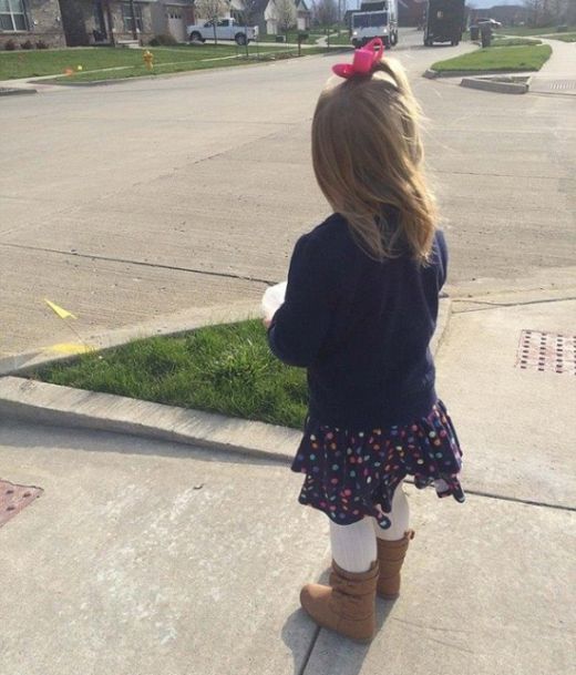 Little Girl Fulfills Her Dream By Giving The Garbage Man A Cupcake (3 pics)