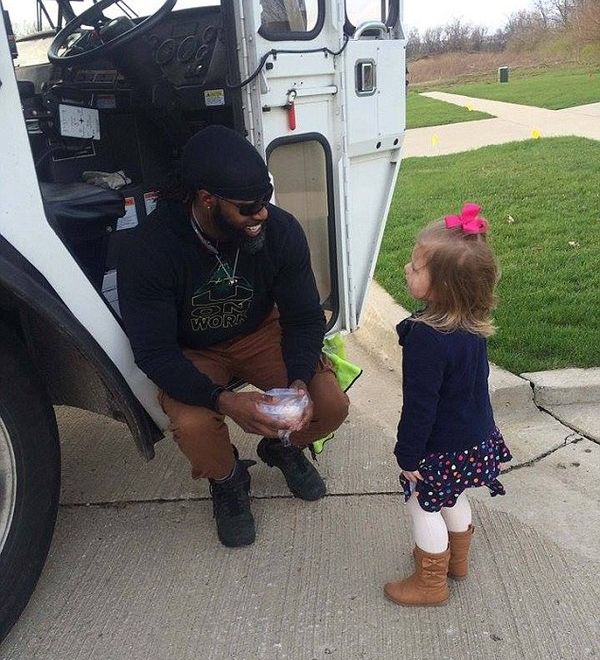 Little Girl Fulfills Her Dream By Giving The Garbage Man A Cupcake (3 pics)