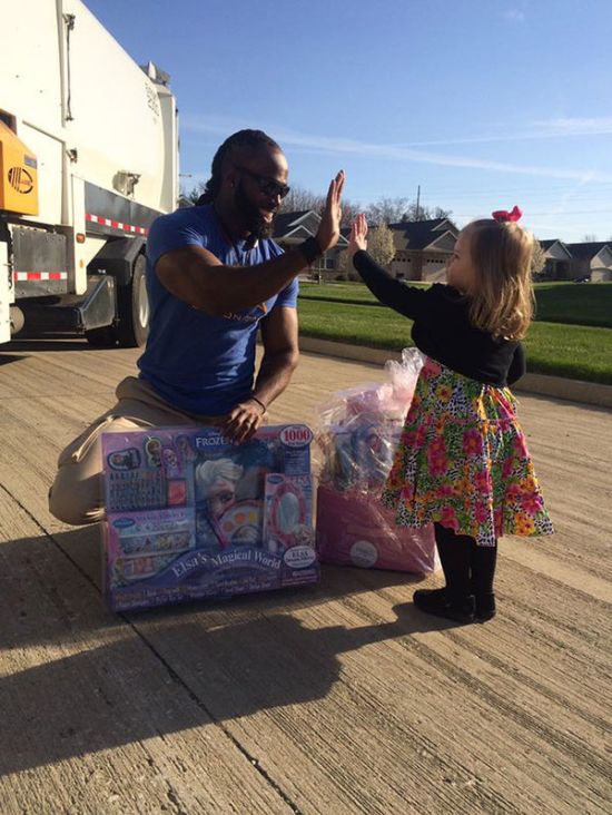 The Cupcake Girl Got Some Special Gifts From Her Favorite Garbage Man (3 pics)