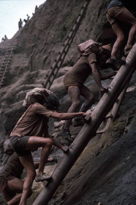 Back In The 80s People Traveled From All Over The World To Search For Gold In Brazil (23 pics)