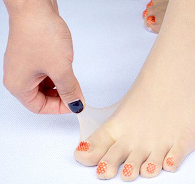 People In Japan Are Going Crazy For These Stockings With Pre-Painted Toenails (9 pics)