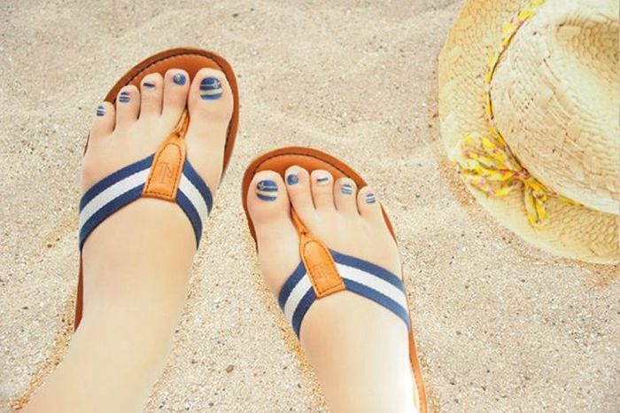 People In Japan Are Going Crazy For These Stockings With Pre-Painted Toenails (9 pics)