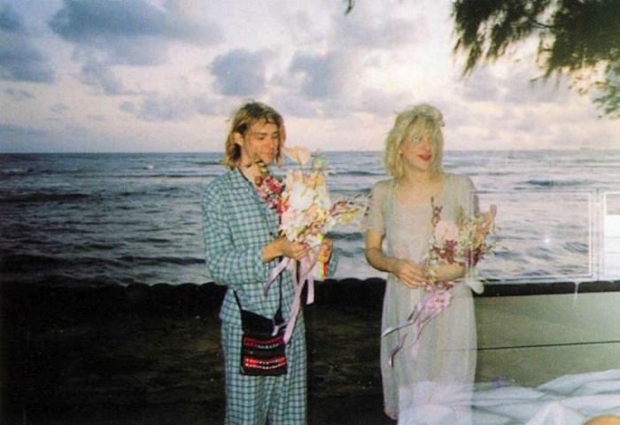Vintage Photos From Kurt Cobain And Courtney Love's Wedding Day (7 pics)