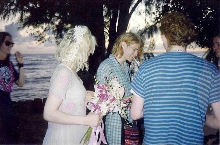 Vintage Photos From Kurt Cobain And Courtney Love's Wedding Day (7 pics)