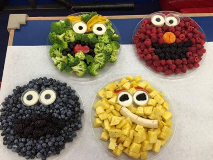 Sometimes Playing With Your Food Can Be More Fun Than Eating It (33 pics)