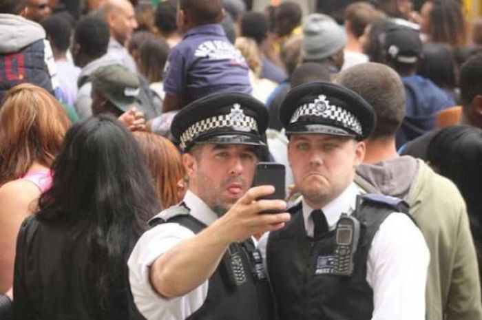 The Metropolitan Police Really Know How To Party (22 pics)