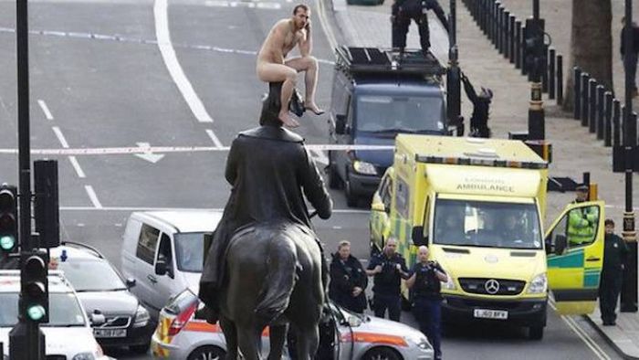 The Metropolitan Police Really Know How To Party (22 pics)