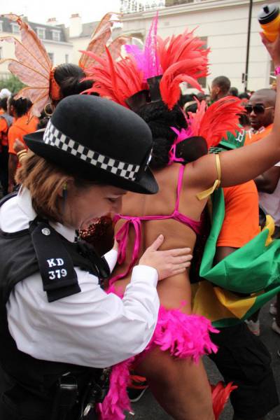 The Metropolitan Police Really Know How To Party (22 pics)