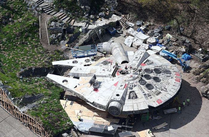 The Millennium Falcon Has Been Spotted On The Set Of Star Wars: Episode VIII (6 pics)
