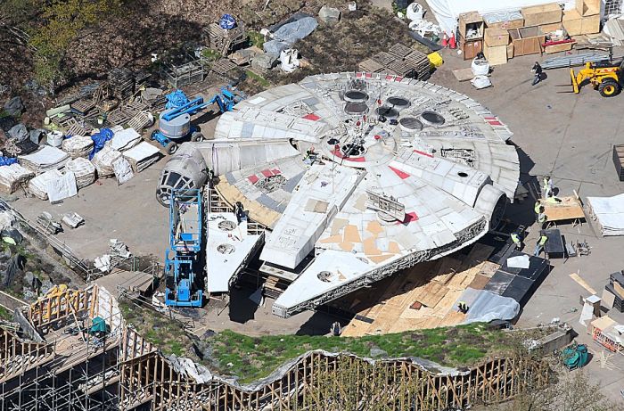 The Millennium Falcon Has Been Spotted On The Set Of Star Wars: Episode VIII (6 pics)