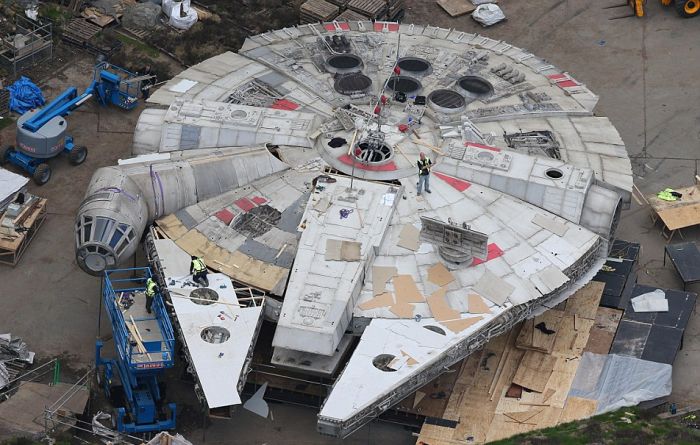 The Millennium Falcon Has Been Spotted On The Set Of Star Wars: Episode VIII (6 pics)