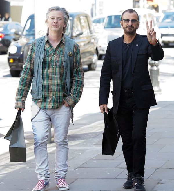 At 75 Years Old Ringo Starr Somehow Looks Younger Than His Son (3 pics)