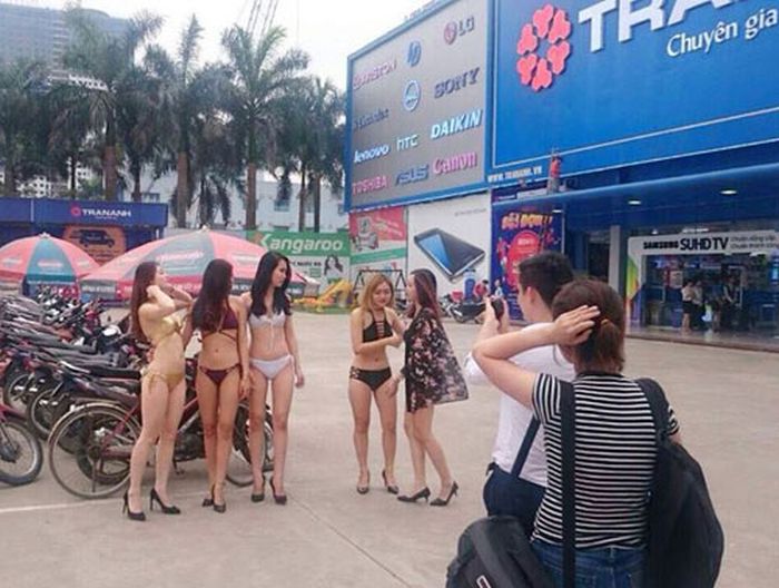 An Electronics Store In Vietnam Is Using Girls In Bikinis To Bring In More Business (7 pics)