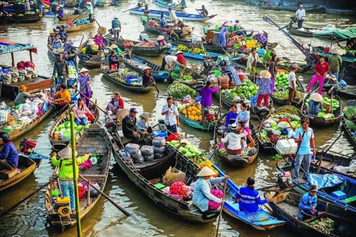 Floating Markets Play An Important Role In Southeast Asia (14 pics)