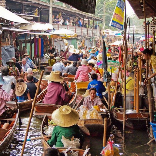 Floating Markets Play An Important Role In Southeast Asia (14 pics)