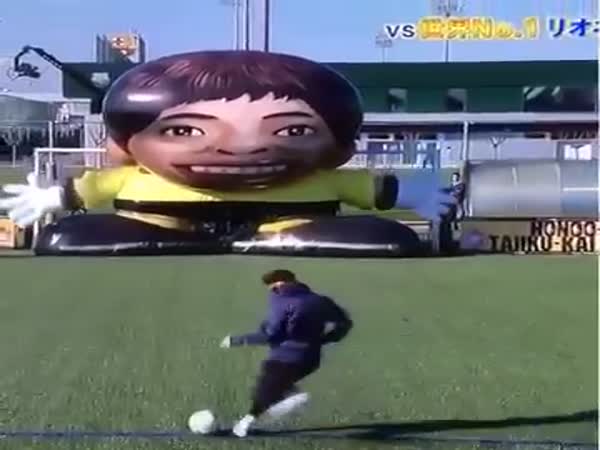 Lionel Messi Beats Giant Robot Keeper
